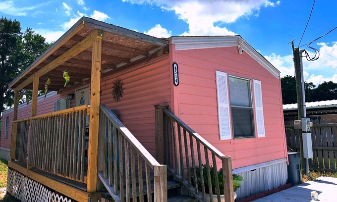 Bacliff House | 2 bedrooms, 3 beds, 2 bathrooms cozy house by the bay.