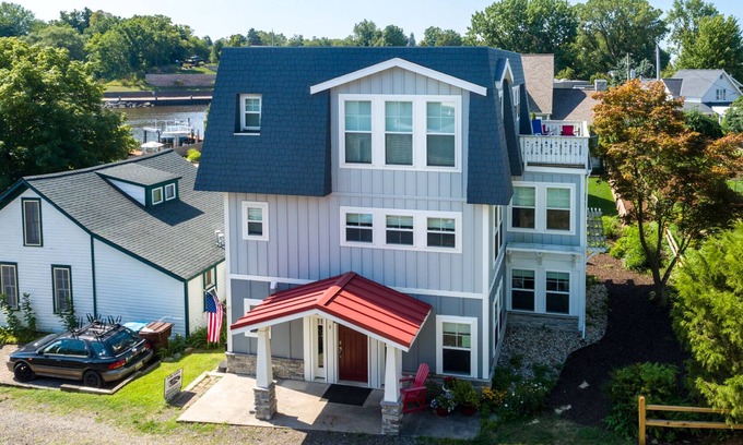 South Haven House | 2 BLKS TO BEACH, LUXURY 4B/3.5BA, SLEEPS 12 3 KING & 3 QUEEN WALK EVERYWHERE!