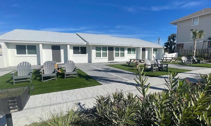 Fort Walton Beach Villa | 2 BR 2 BA Cottage Near Beach + Pickleball Fun