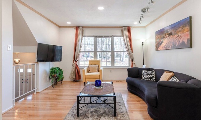 Reston House | 2 BR Practical Comfy 5min Metro 15min IAD 20min DC