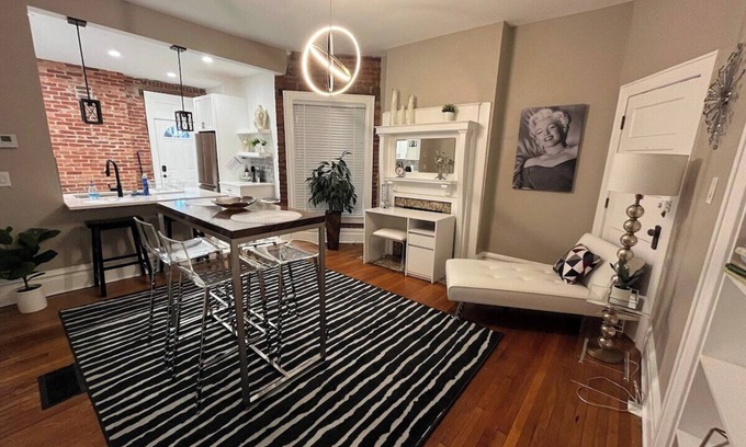 University District Apartment | 2 BR Totally Renovated and Chic