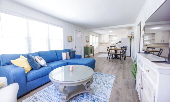 Caine Woods Apartment | 2 BR Upper Condo in North OC/Fenwick