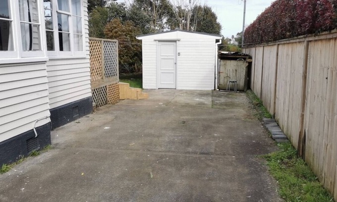 Mount Albert House | 2 Double Bed Garden Chalet, 14 Phyllis St, Mt Albert, Auckland