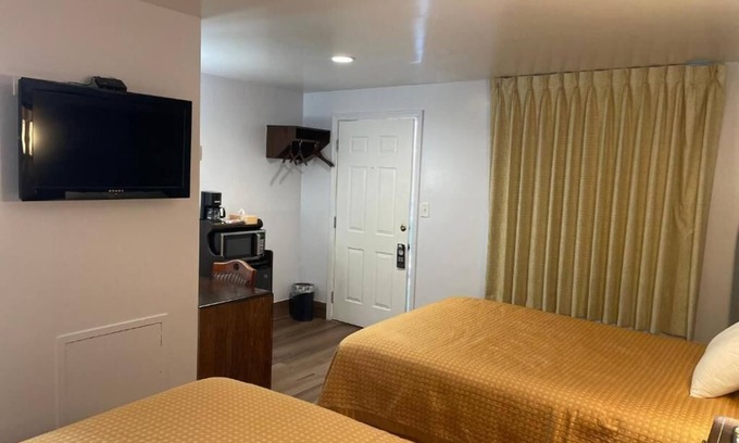 North Tonawanda Hotel | 2 Double Beds Room, Scottish Inns, Free Parking, Niagara Falls Family Fun
