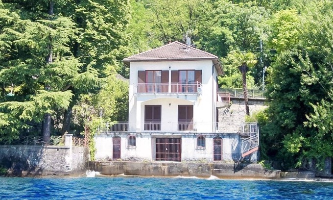 Brezzo di Bedero House | 2-family house with dream lake view directly on the beach
