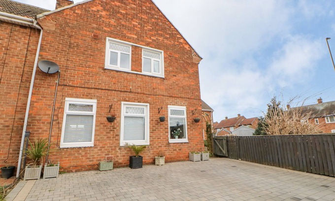 North Shields House | 2 HARTBURN ROAD, pet friendly, with a garden in Tynemouth