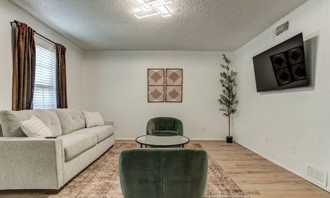 Lubbock House | 2 King beds in Central Location-sleeps 5!