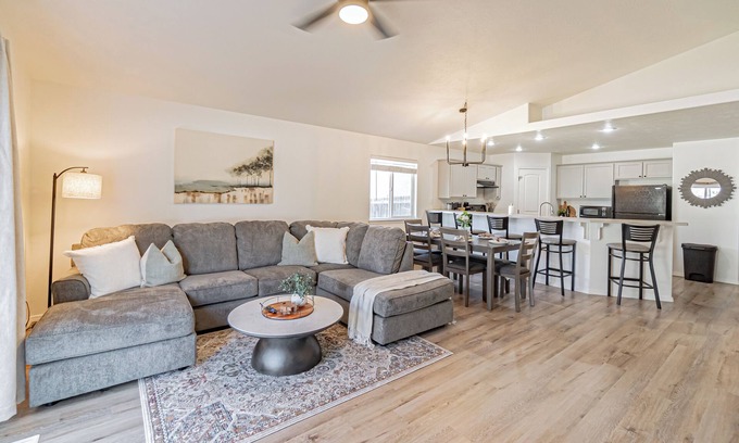 Nampa House | 2 Kings, Firepit, grill, pets ok, large fence yard