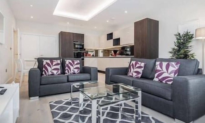 Surbiton Hill Apartment | 2 Lyons House - 3 bedroom apartment