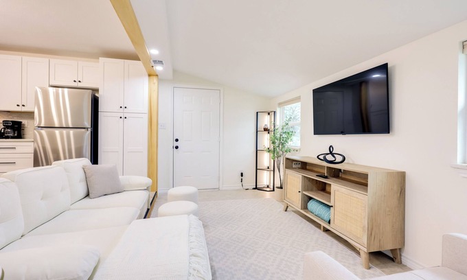 Canyon Lake Cottage | 2 Mi to Canyon Lake: Cottage w/Fire Pit & Grill