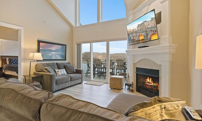 Camdenton Condo | 2 Mi to Christmas Village: Lakefront Camdenton Gem