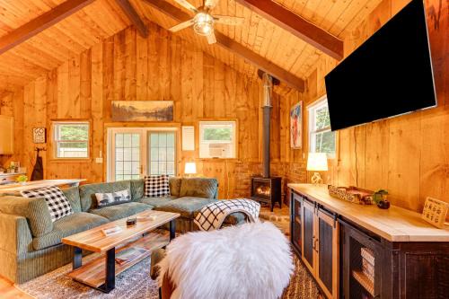 Conway House | 2 Mi to Conway Cozy Cabin with Grill and Yard!