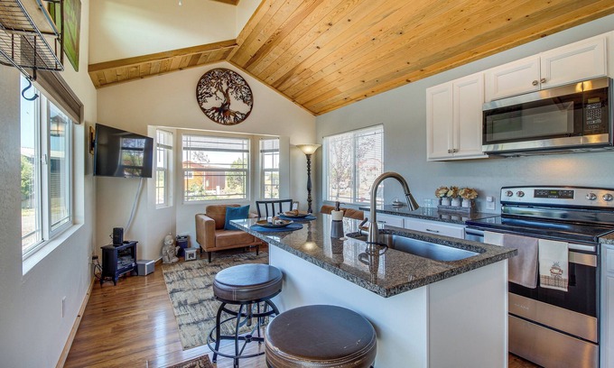 Pinetop-Lakeside House | 2 Mi to Rainbow Lake: Lovely Lakeside Tiny Home