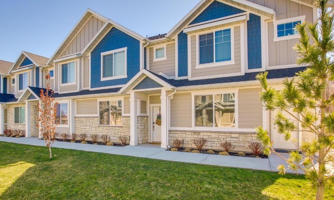 Providence House | 2 Mi to Zootah Providence Townhome with Fireplaces