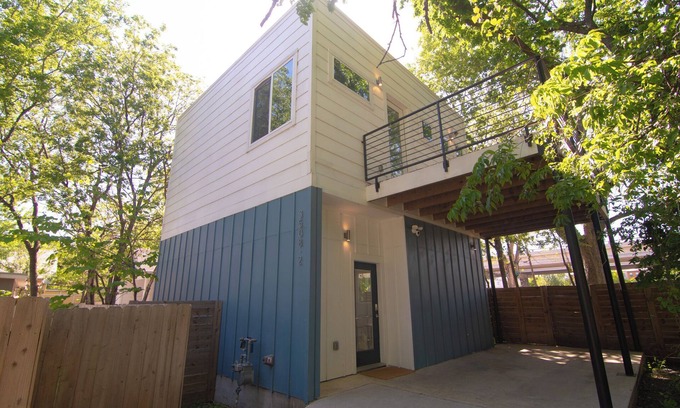 Cherrywood House | 2 Minutes to UT & 8 min to Downtown: Pets OK + Free Bkfast & Coffee
