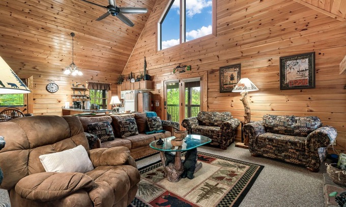 Sevierville Cabin | 2 Mstr Bdrm suites✅Fast WiFi✅Mtn Views/Hot Tub/Arcade-Game Room/Seasonal Pool