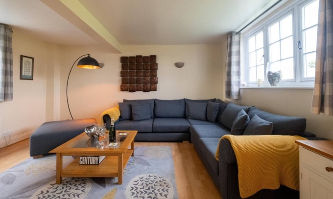 Thorpeness Apartment | 2 Ogilvie Lodge - sleeps 6 guests in 3 bedrooms