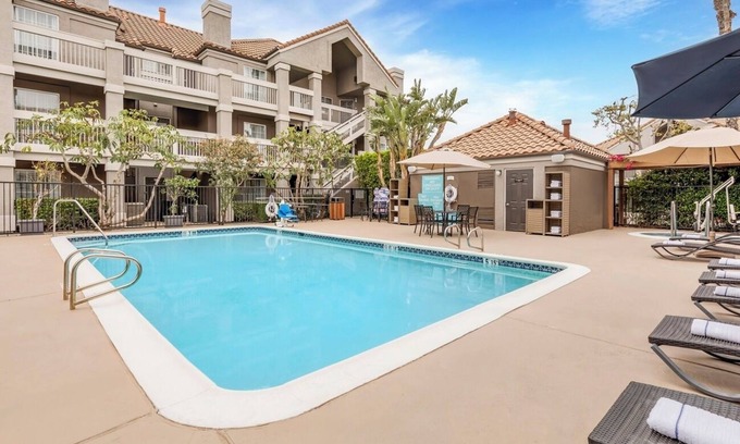 Chatsworth Hotel | 2 One-bedroom Condos w/Free Breakfast & Outdoor Fireplace, Close to Wineries