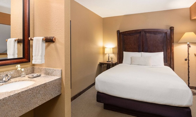 Rothschild Hotel | 2 Queen Loft With Kitchen, Access to Pool, Hot Tub, and Gym