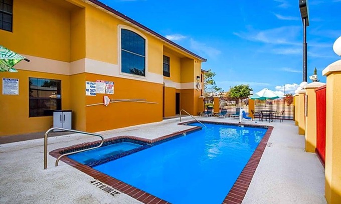 Bastrop Hotel | 2-Star Hotel ∙ Quality Inn Bastrop