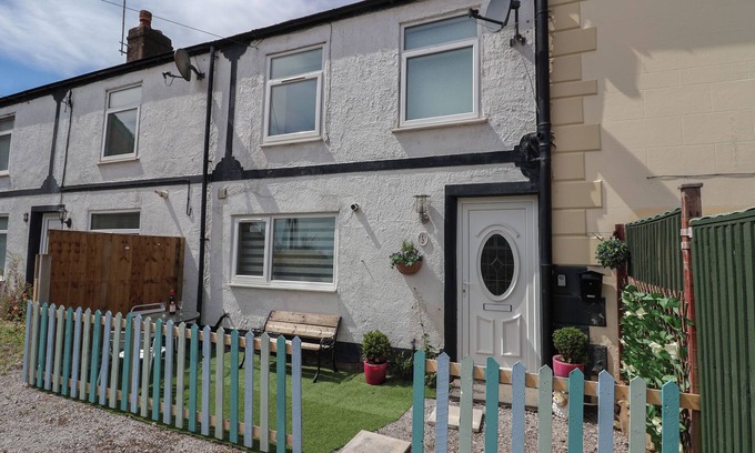 Gwersyllt House | 2 STONELEIGH COTTAGE, pet friendly, with a garden in Gwersyllt