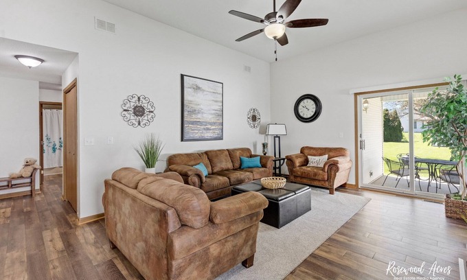 Manteno House | 2 Super comfy king beds in 3 bedroom 2 bath home