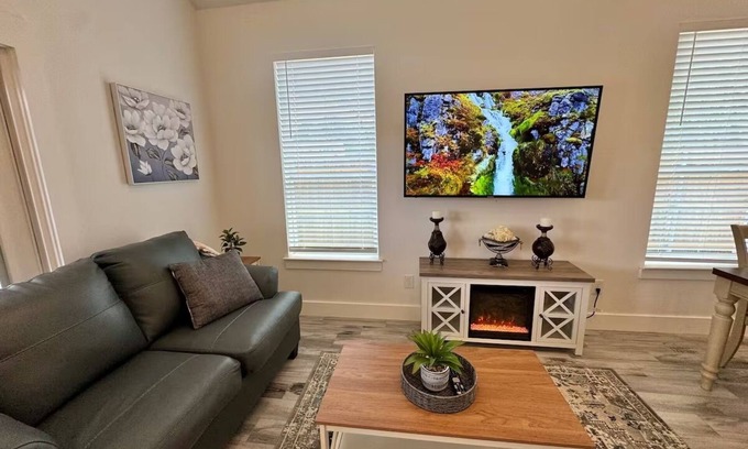 Cross Mountain House | #2 Townhome San Antonio quiet “serene” 3-bedrooms ,6 beds 4 bathrooms sleep 11