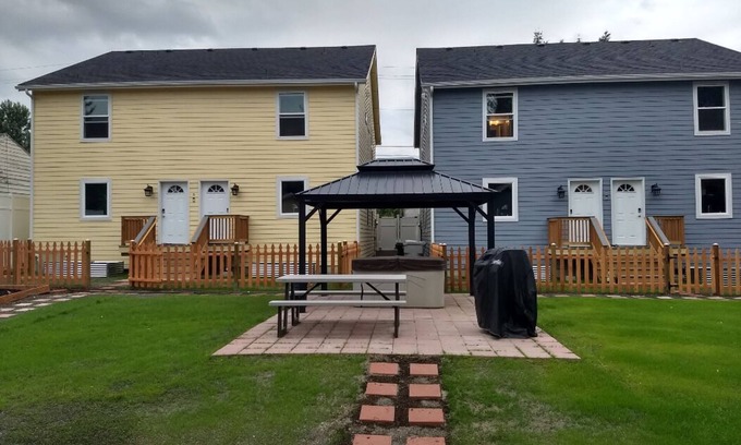 Renton House | ⁎ 2 Townhomes with Smart TV & Blackout Curtains