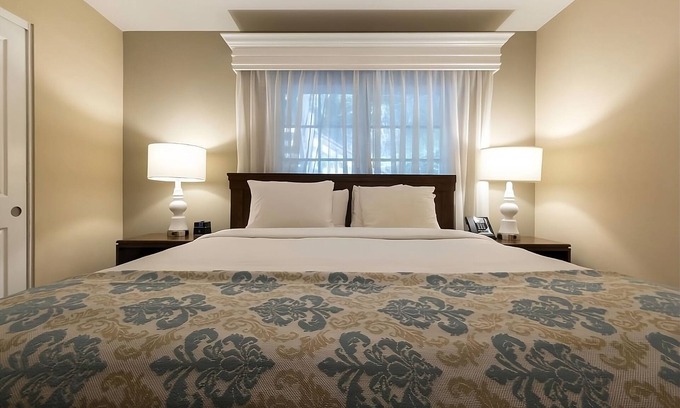 Del Mar Hotel | 2 Units | Full Kitchen | Balcony | Free Parking | Steps from Del Mar Beach