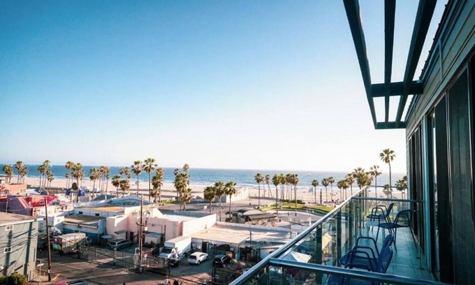 Venice Hotel | 2 Venice Rooms Just Steps from Beach | Rooftop | Balcony | Free Breakfast