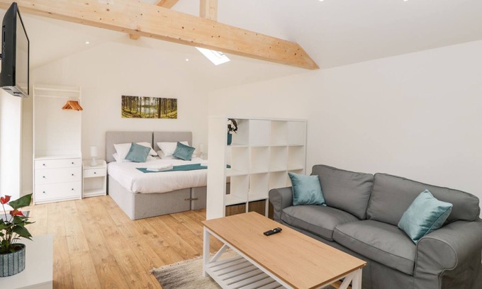 New Forest District Cottage | 2 WELFORD BARNS, pet friendly, with a garden in Fordingbridge