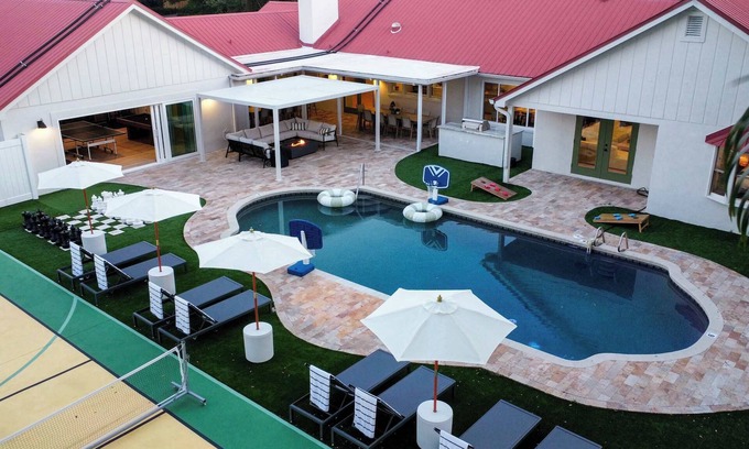 Anona House | 20 Guests | Pool Luxe Gym Sauna Pickleball