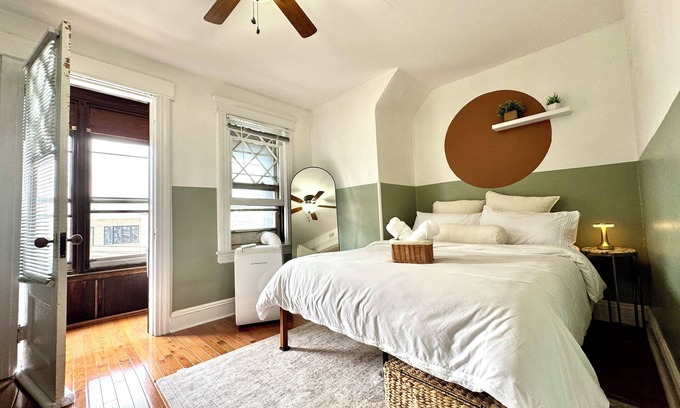 The Heights House | 20 min NYC Spacious Private Room Queen Bed Parking
