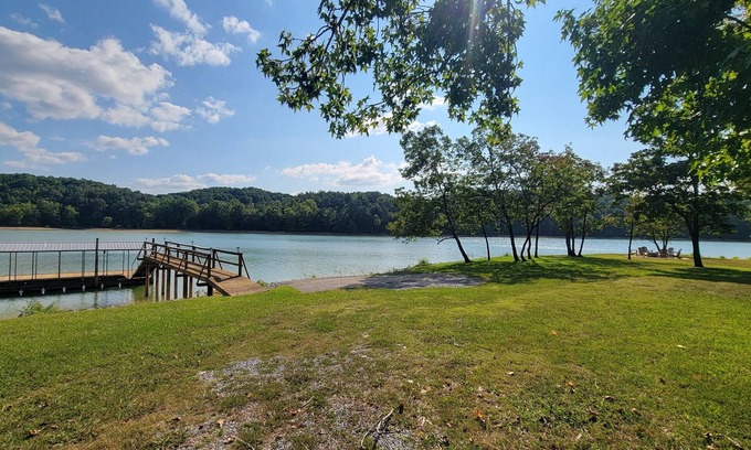 Dandridge House | 20% OFF Renovated Lakefront-Dock-Firepit-Hot tub