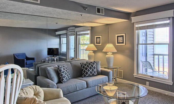 Traverse City House | 208 North Shore Inn