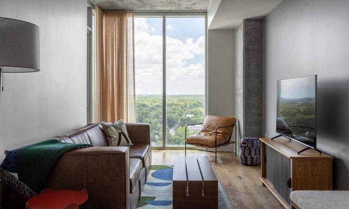 Rainey Street Historic District Apartment | 20th floor condo with pool on Rainey Street by Locale