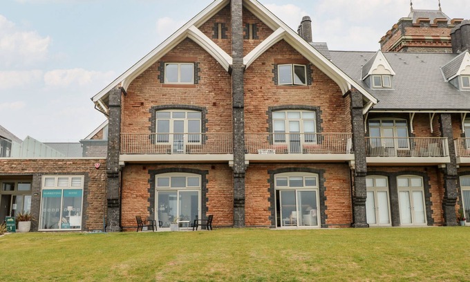 Porthcawl Cottage | 21 THE REST, family friendly, country holiday cottage in Porthcawl