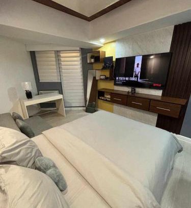 San Fernando Apartment | 22nd-Floor Spacious Studio with Sunrise & Pool Views, Hi-Speed WiFi & Working Space, Netflix, Disney, Kitchen, Wide Balcony