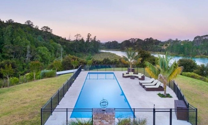 Lucas Heights House | 23-Acre Estate, 20 Mins from CBD
