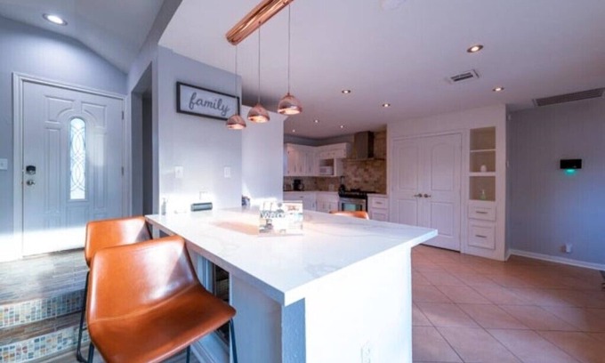 Cloverleaf House | 2300 SQFT 3 bed/2.5bath Long-Term Private Pool Oasis