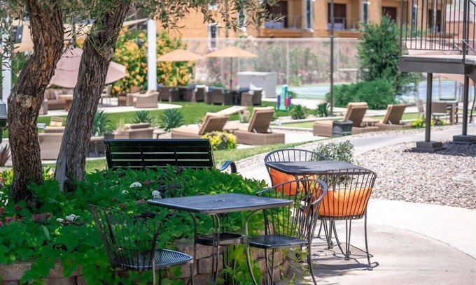 New Papago Parkway Apartment | 233 Prime Scottsdale Location-Outdoor Pool!