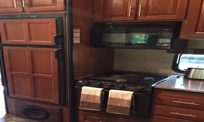 Martin City House | 24 Fully Equipped 5TH Wheel Trailer in our treed RV Park - 9 miles from GNP