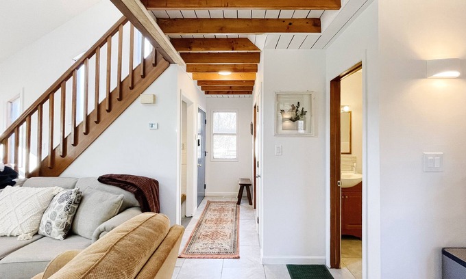 Long Pond Cabin | 2400 sqft Modern Cabin Slp 12 heated indoor Pool & Sauna 5 min to Kalahari Ski