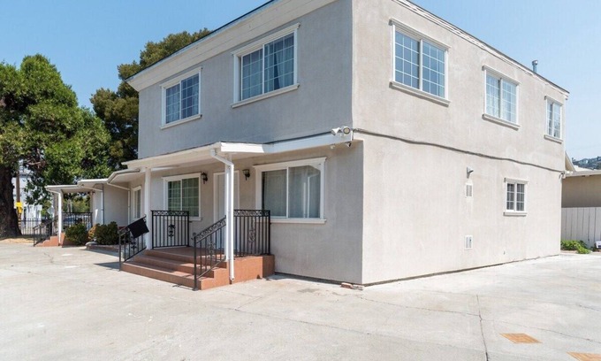 Oakland House | 2402 - Stylish Urban 4B3B Close to Zoo, Coliseum, FWY & BART