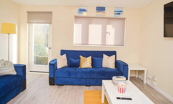 Thamesmead East House | 25 Min to CL! LONDON INCREDIBLE 2BEDHome SLEEP 1-6