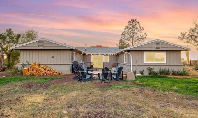 Valle House | 25 Min to Grand Canyon | Hot tub & Fire Pit