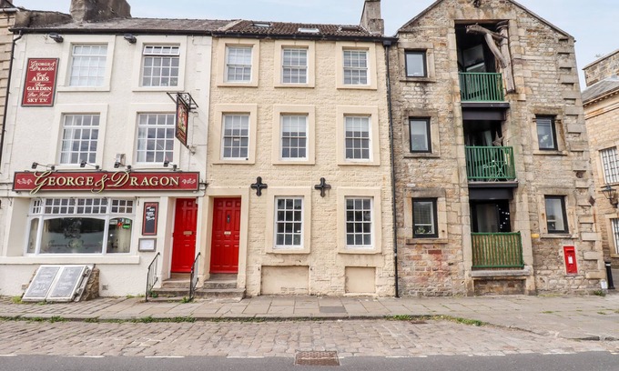 Lancaster Cottage | 25 ST. GEORGES QUAY, family friendly in Lancaster