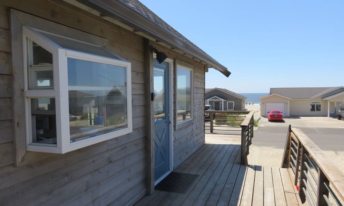 Kiwanda Shores House | 25 Steps to Sand + Sunset Views. Pacific City Beachfront Getaway!