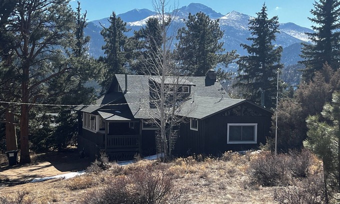 Estes Park House | '25 Temporary Sale! 3 min to RMNP, Great Views of Longs Peak, and 5 min to dntn