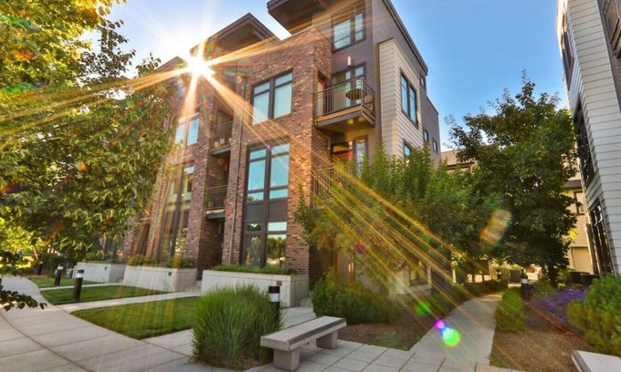 Walla Walla House | 255 Sumach · Beautiful Townhouse, Walk to Town, Rooftop Lounge